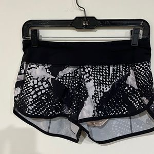Lululemon blk/gray/white pattern Speed short sz 4 has liner 2.5” inseam